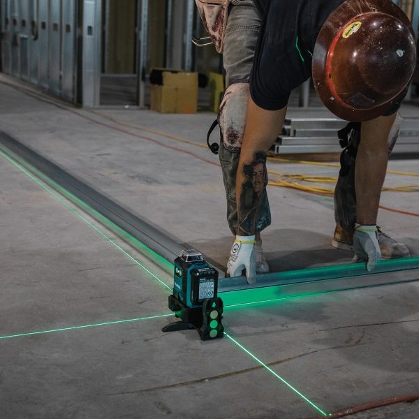 MÁY CÂN MỰC LASER TIA XANH DÙNG PIN Makita SK700GD (12V (không kèm pin sạc)